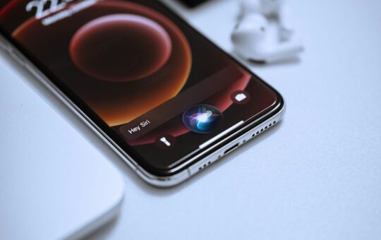 Apple plans big Siri update with help from Google AI