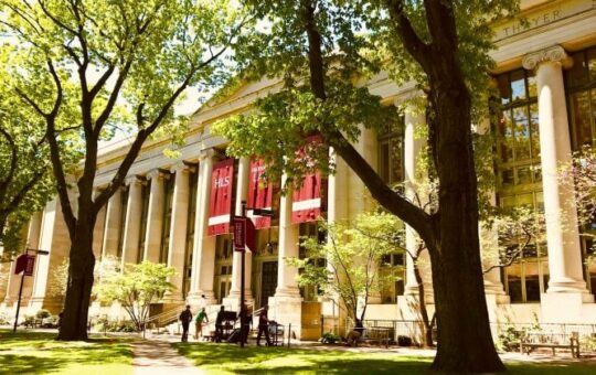 Harvard boosts BlackRock Bitcoin ETF holdings to $442.8 million, expanding exposure by 257%