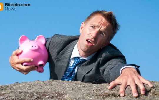 Michael Saylor’s Poll Shows Broad Hesitation to Sell Bitcoin During Sharp Decline