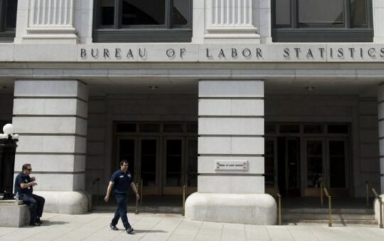 US jobless claims drop to 198K, beating 215K forecast as labor market holds steady