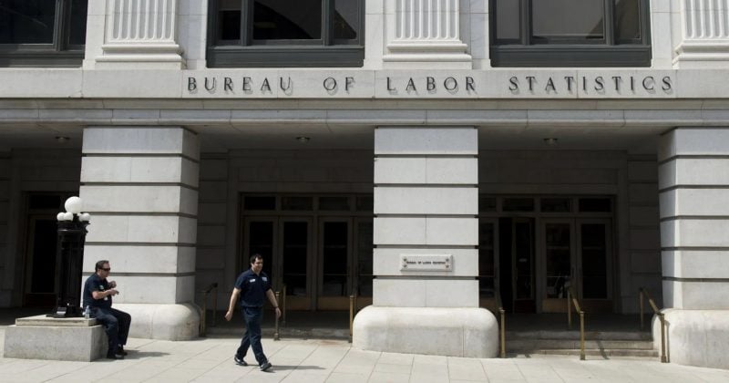US jobless claims drop to 198K, beating 215K forecast as labor market holds steady