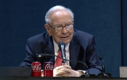 Warren Buffett says he would load up on Apple just not in this market