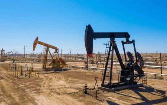 Oil surges back above $100 as Trump presses Iran to reopen Hormuz