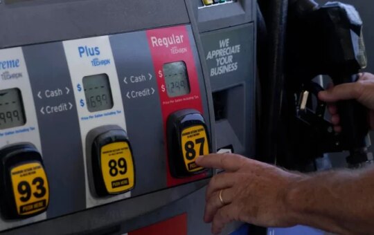 Trump proposes temporary suspension of federal gas tax amid rising fuel prices due to Iran war