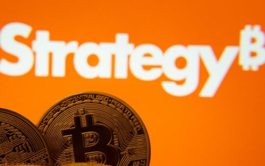 100x Reversal? Strategy May Have Bought 3,200 BTC After Bitcoin Sale, Standard Chartered Says