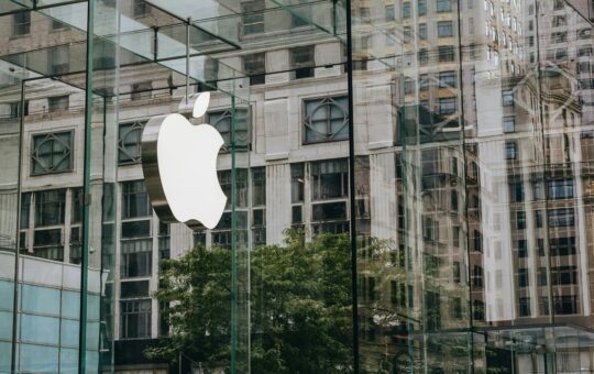 Apple Sheds $230 Billion From Intraday Peak After Long-Awaited Siri AI Reveal Disappoints