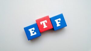 Bitcoin ETFs Lose $696 Million as Blackrock and Fidelity Lead Broad Crypto Selloff