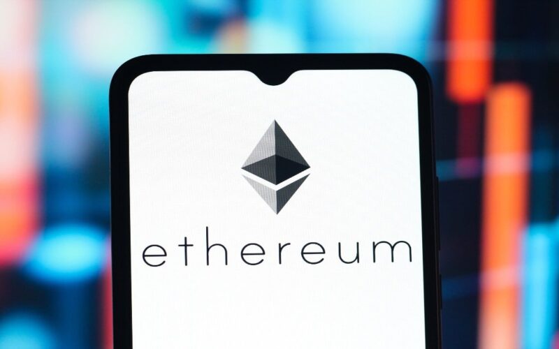 Ethereum Drags Altcoins Below $880B as 22% Weekly Slide Shakes Trader Confidence