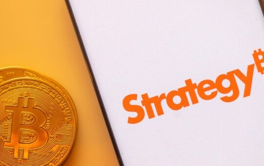 Grayscale Warns Strategy May Struggle to Keep Buying Bitcoin