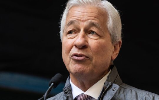 Peter Schiff Calls Jamie Dimon's Stablecoin Regulation Argument 'Nonsense'