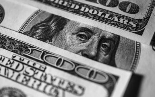 Robert Kiyosaki Renews Dollar Alarm as Bitcoin Becomes His Cash Escape