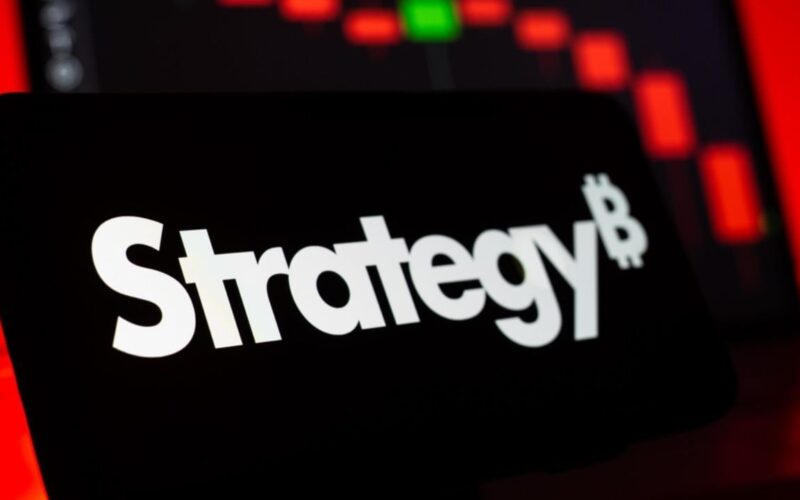 Farside Warns Strategy’s 12% STRC Dividend Plan Could Weaken Investor Confidence