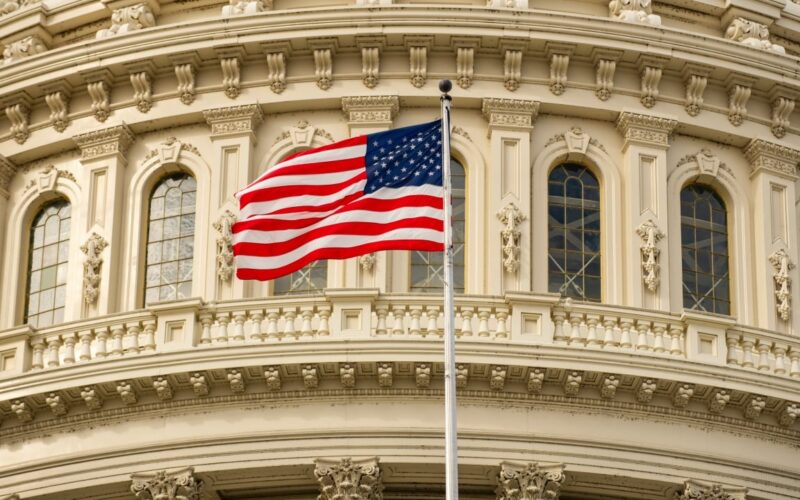 Community Banks Stall Clarity Act Over Stablecoin Rewards