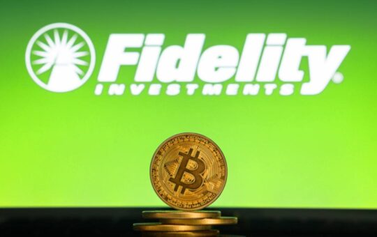 Fidelity Leads $389.7M Bitcoin ETF Weekly Outflow With $153M Exit