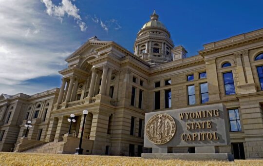 LINK Pops 3% to $9.70 as Wyoming Shifts Stablecoin to CCIP