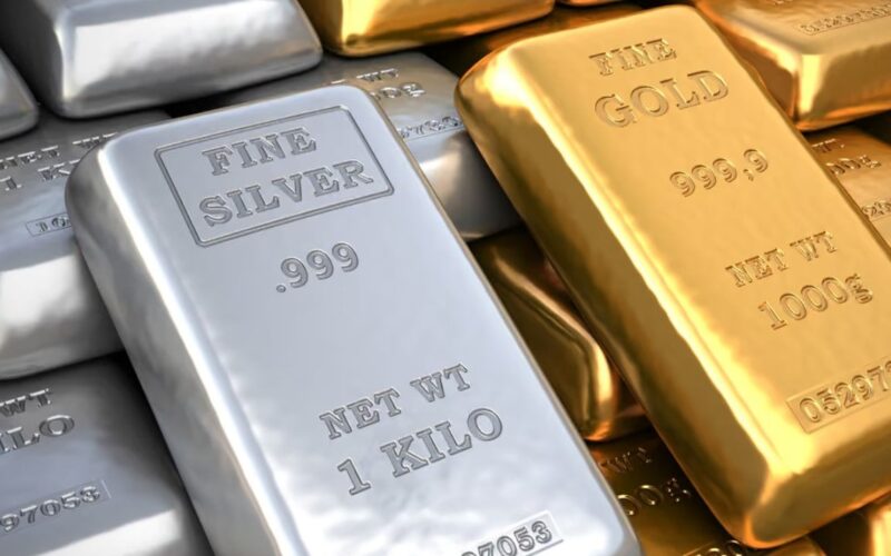 Robert Kiyosaki Eyes $10K Gold, $200 Silver as US Debt Nears $40T