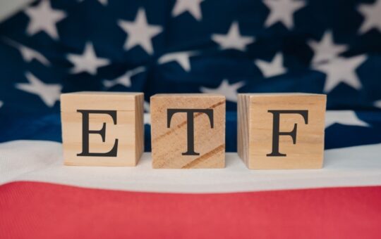 Bitcoin, Ether ETFs Lose $520M as XRP Bucks Fed Rate-Hike Selloff