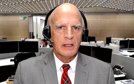Bloomberg Analyst Warns Crypto Faces a Lose-Lose Scenario