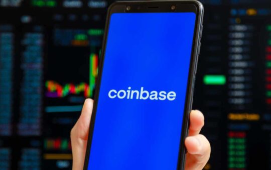 Fake Coinbase Texts Led to $900K Bitcoin Theft, US Seeks Seized Crypto