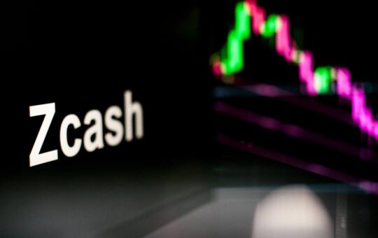 ZEC Dips Below $1,100 as Market Selloff Triggers Altcoin Pullback